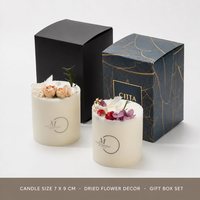 Bougie parfumée cylindrique nordique avec fleurs séchées, tranches de cannelle et d'orange, cône de pin, eucalyptus, cire crème, boîte cadeau noire