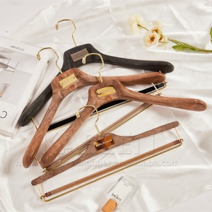 Italy Thiết kế móc tùy chỉnh logo sang trọng rắn quần áo nhựa móc cho nam giới phù hợp với màu nâu áo móc áo với thanh phù hợp với túi móc áo - Product Image 4