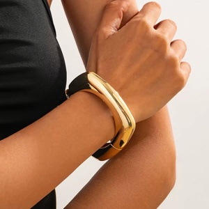 Bracelet manchette ouverte irrégulier et épais, en métal brillant, au design organique et courbé, large, style statement, empilable, pour poignet, mode moderne - Product Image 2