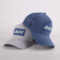 Casquette de golf athlétique 5 panneaux perforée au laser, légère, respirante, à séchage rapide, avec patch en PVC caoutchouc et logo personnalisé