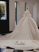 Robe de mariée de luxe Ruolai ZD05230 en satin ivoire, style robe de bal, épaules dénudées, avec appliques en dentelle