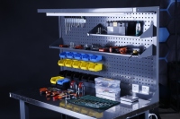 Banco de trabajo de perfil de acero inoxidable multifunción personalizado, mesa de taller electrónica ESD con enchufes y mesa de herramientas móvil