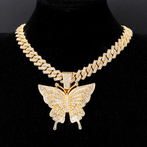Collar con colgante <span class=keywords><strong>de</strong></span> mariposa con incrustaciones <span class=keywords><strong>de</strong></span> circonitas, cadena cubana, estilo Hip Hop, <span class=keywords><strong>de</strong></span> aleación <span class=keywords><strong>de</strong></span> zinc chapado en oro, joyería brillante para regalo <span class=keywords><strong>de</strong></span> fiesta, venta al por mayor - Product Image 4
