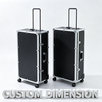 Valise à roulettes en aluminium noir avec roues intégrées, poignée télescopique, serrures à clé et sangles à boucles, valise à outils roulante