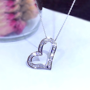 Collana con Ciondolo a Forma di T Geometrico per Donne, Gioiello Scintillante con Charm Incastonato, Accessorio di Moda per Uso Quotidiano, Idea Regalo - Product Image 1