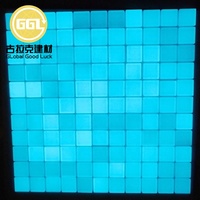 Mosaïque de verre bleu brillant brillant dans l'obscurité de la piscine