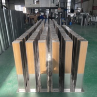 Borne décorative carrée en acier inoxydable 304 CE IP68, finition grain de bois, à fixation en surface pour entrée de voie.
