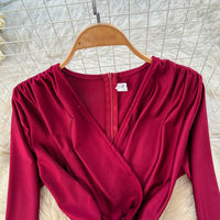 Robe midi décontractée pour femme WIWT, élégante, col en V, manches longues, nouée, froncée, ourlet asymétrique, avec décorations à pompons