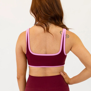 Soutien-gorge de sport et de yoga personnalisé en gros, bicolore <span class=keywords><strong>Cabernet</strong></span> avec bordure rose contrastante, fines bretelles doubles, maintien léger, coussinets amovibles - Product Image 3