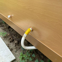 Cabane de glamping préfabriquée à ossature acier, toit à pignon courbé, maisonnette modulaire pour complexe de glamping et camping touristique