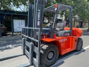 Chariot élévateur HELI K80 d'occasion, 8 tonnes, moteur diesel, 4 roues motrices, garantie 1 an, haute qualité, boîte de vitesses haute performance - Product Image 4