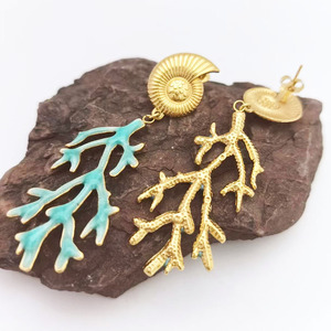 Nuevos pendientes colgantes de concha de caracola y coral martillado, con temática oceánica, de acero inoxidable y oro de 18K, a la moda, para mujer. - Product Image 3