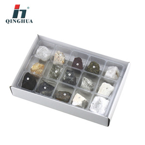 Boîte d'échantillons de minéraux cristallins Qinghua QH4009-4, composée de 15 types de minéraux, pour l'enseignement et l'utilisation par les étudiants. - Product Image 1