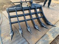 Râteau à racines pour excavatrice PC100/CAT310 pour le desserrage du sol/le nettoyage des fossés/le déblaiement des boues/les opérations en pente
