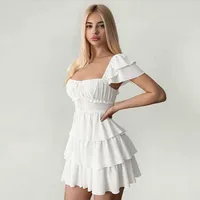 Robe blanche à volants et dos nu, décolleté en cœur, coupe fluide, style estival, livraison rapide