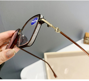 Lunettes de lecture de haute qualité Lunettes de presbytie anti-lumière bleue avec tempérament élégant disponibles en couleurs de monture rouge et marron - Product Image 6
