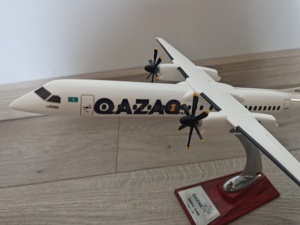 Mô hình máy bay Bombardier Q400 bằng nhựa resin, tỷ lệ 1/100, 33cm, DHC 8 Q400 - Product Image 4