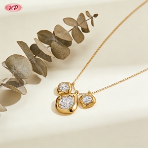 Collier tendance en laiton et zircon avec pendentif fleur, plaqué or 18 carats pour femme - Vente en gros de bijoux - Product Image 4