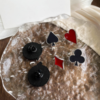 Cartes à jouer bijoux en métal broche coeurs pique Poker Figure tête alliage personnalisé émail Badge pour sac à vêtements