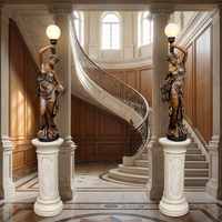 Lampes en bronze patiné antique en forme de statue de jeune fille avec globes lumineux - Décoration artistique d'intérieur de luxe, sculpture en bronze