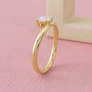 Anillo de Compromiso de Oro con Diamante Ovalado Corte Este-Oeste y Banda Lisa para Joyería Fina Moderna y Minimalista - Product Image 2