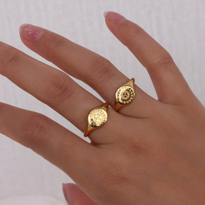 Anillo de Sello Vintage con Símbolo Solar Grabado, Chapado en Oro PVD de 18K, Hipoalergénico, de Acero Inoxidable, Apilable, Decorativo - Product Image 6
