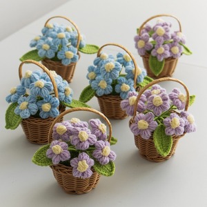 Petite fleur en poterie bleue personnalisée, faite à la main, tricotée au crochet, fleur éternelle tricotée, ornement de décoration de bureau - Product Image 3