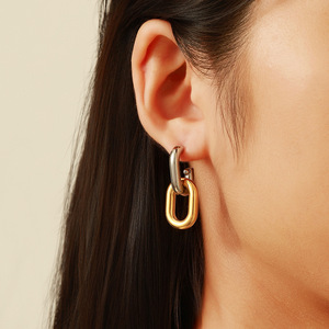 ต่างหูห่วงสแตนเลสชุบทองรูปตัวยูดีไซน์เรขาคณิตเครื่องประดับแฟชั่นสตรี - Product Image 1