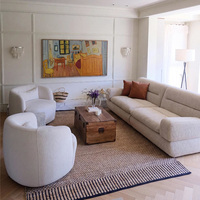 Aménagement intérieur d'appartement spacieux : personnalisation complète de la maison, ensemble de canapés pour grande pièce, table basse et disposition.
