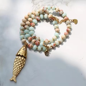 Collier bohème printemps-été en pierres naturelles colorées avec <span class=keywords><strong>pendentif</strong></span> poisson en acier inoxydable – Plusieurs couleurs disponibles - Product Image 4