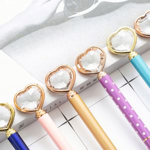 Stylo bille diamant en forme de cœur avec logo personnalisé, design le plus récent, largeur d'écriture 1,0 mm, pas cher, faible MOQ 100 pièces pour promotions et cadeaux - Product Image 2