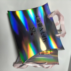 Boîte de luxe personnalisée pour emballage de perruques, foulards et cheveux, style oreiller, avec finition laser - Product Image 1