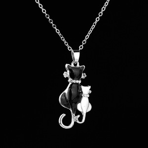 Collana con Ciondolo Gatto Bianco e Nero, Design Animale con Pietra Scintillante, Elegante Collana da Donna - Product Image 1