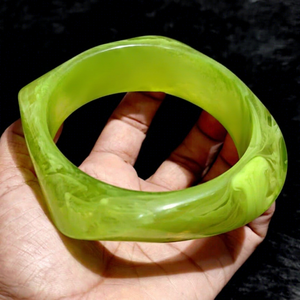 Brazalete de Resina Brillante MN Exports, Joyería Hecha a Mano, Diseño Elegante y Colorido, Ligero, Accesorio de Regalo para Mujer - Product Image 1