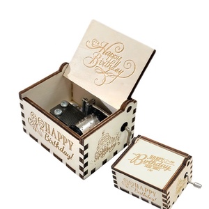 Regali per innamorati, fidanzati, fidanzate, mariti, mogli: Carillon in legno antico inciso a manovella, che non può che far innamorare. - Product Image 2
