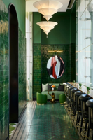 Ensemble de table et de chaises de salle à manger de restaurant d'hôtel contemporain de luxe, banc en cuir