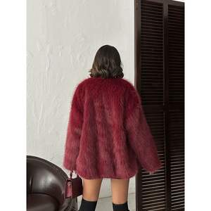 เสื้อแจ็คเก็ตขนเฟอร์เทียมแบบสั้นขายส่ง พร้อมเข็มขัดรัดตัว กระดุมแถวเดียว ลายพิมพ์ - Product Image 2