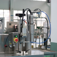 Machine de sertissage et de remplissage de gaz propulseur pour aérosols monobloc