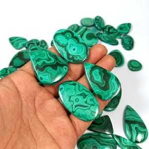 Vente en gros de cabochons en malachite verte naturelle Radha Arts, de haute qualité, à dos plat, lisses, polis à la main, pierres en vrac pour la fabrication de bijoux - Product Image 1
