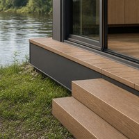 Maison conteneur préfabriquée compacte avec façade moderne, terrasse et aménagement jardiné