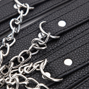 Esposas de cadena de cuero negro con cadena y hebilla de metal para bondage y sujeción, uso adulto. - Product Image 2