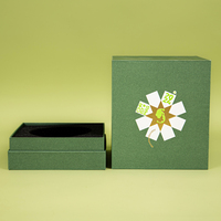 Elegante Scatola Regalo Personalizzata con Coperchio e Base in Cartone Grigio, Design Floreale, Confezione a Conchiglia Verde per Profumi e Prodotti di Bellezza