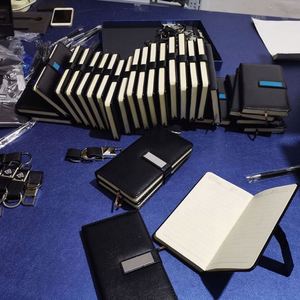 Ensemble cadeau de luxe pour entreprise, comprenant un carnet, un porte-clés, un porte-cartes et un stylo métallique, coffret cadeau en PU de marque de luxe - Product Image 4