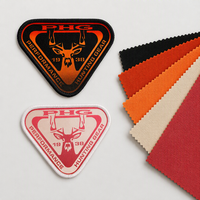 Patch personnalisé par sublimation avec bordure surjetée, badge logo imprimé par transfert thermique, patchs triangulaires à coudre pour vêtements