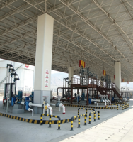Station de remplissage à bras articulé montée sur chenilles pour citerne routière et ferroviaire avec système de dosage pour liquides pétrochimiques