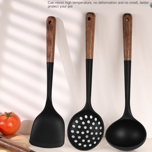 Ensemble d'ustensiles de cuisine 5 pièces avec manche en noyer, spatule multi-usage, cuillère à riz, outils de cuisson en silicone avec rangement - Product Image 4