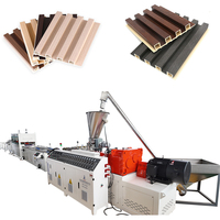 Machine d'extrusion à double vis pour panneaux muraux en WPC et UPVC à grain de bois, ligne de production de panneaux muraux décoratifs intérieurs à haute productivité