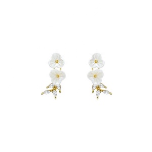 ต่างหูแบบติดหู ดีไซน์กิ่งดอกพลัมใหม่ ปี 2026 สวยหรู ประดับใบไม้ ชุบทอง ผลิตจากโลหะผสมสังกะสีคุณภาพสูง สำหรับผู้หญิง - Product Image 5