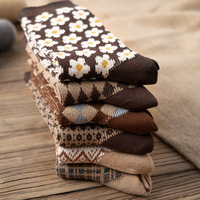 Vente en gros de chaussettes à poils personnalisées Chaussettes mi-tube pour femmes automne et hiver Bas en coton rétro Chaussettes à fleurs pour femmes