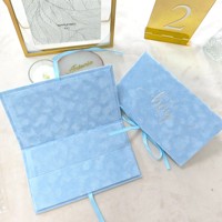 Pochette de luxe en velours bleu ciel pour fête prénatale et anniversaire, avec ruban en satin à inscription argentée et impression personnalisée